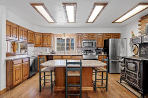 Scotts Landing - close to town - large driveway - deck - fireplace